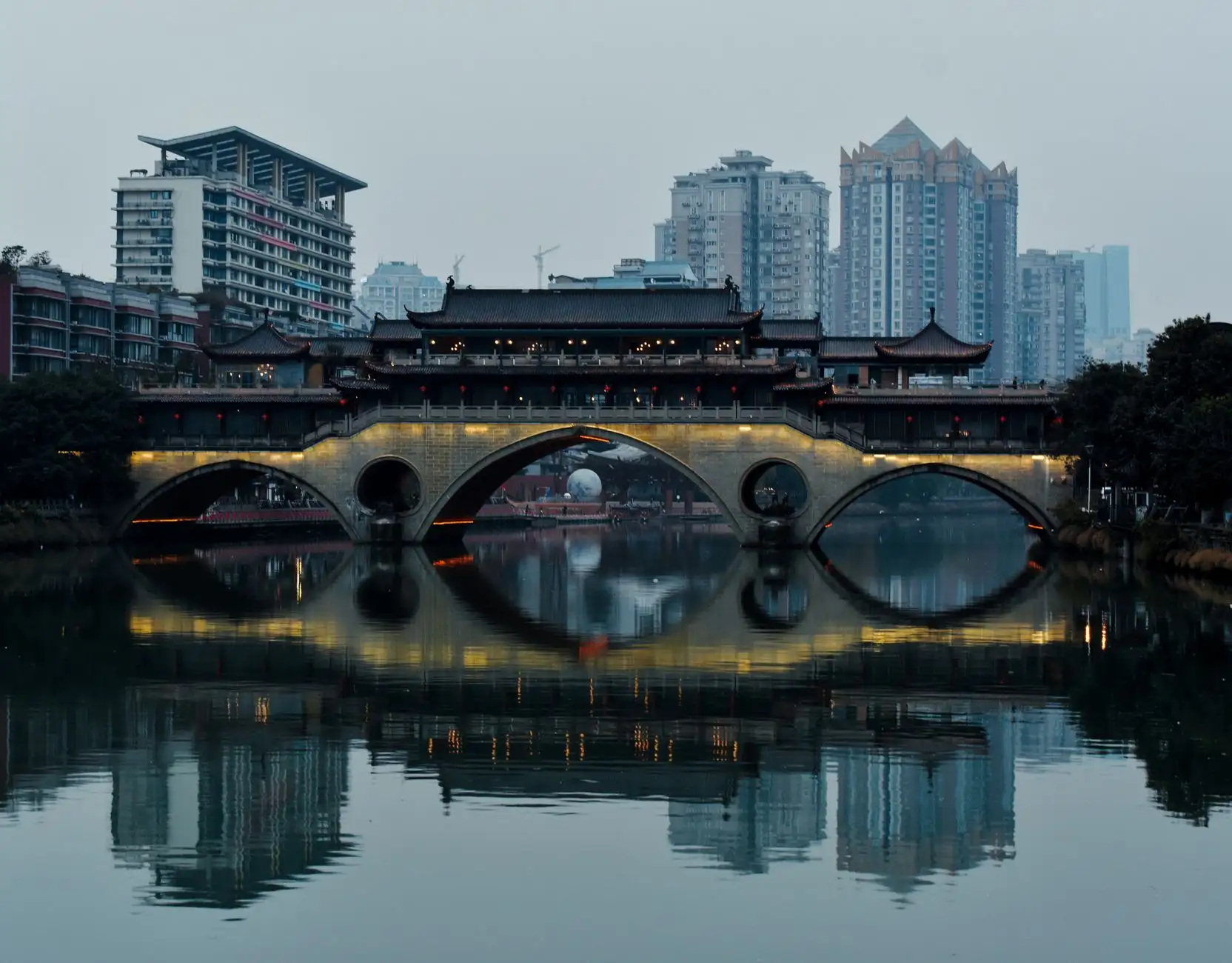 广告配音与音效设计如何协同提升品牌听觉辨识度——重庆风效应广告音频制作实践解析