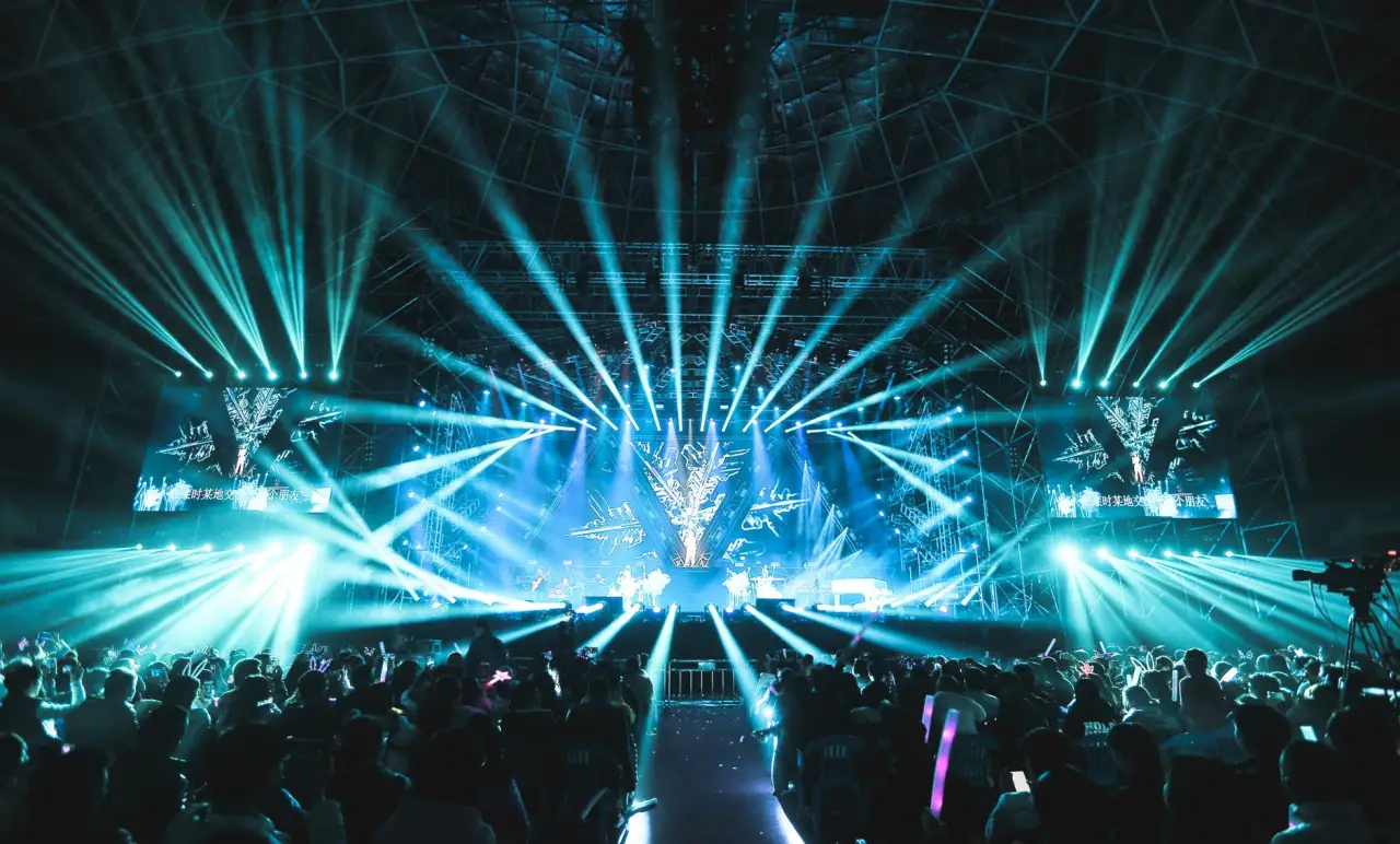重庆广告配音行业观察：AI语音合成与传统录音棚配音的融合趋势