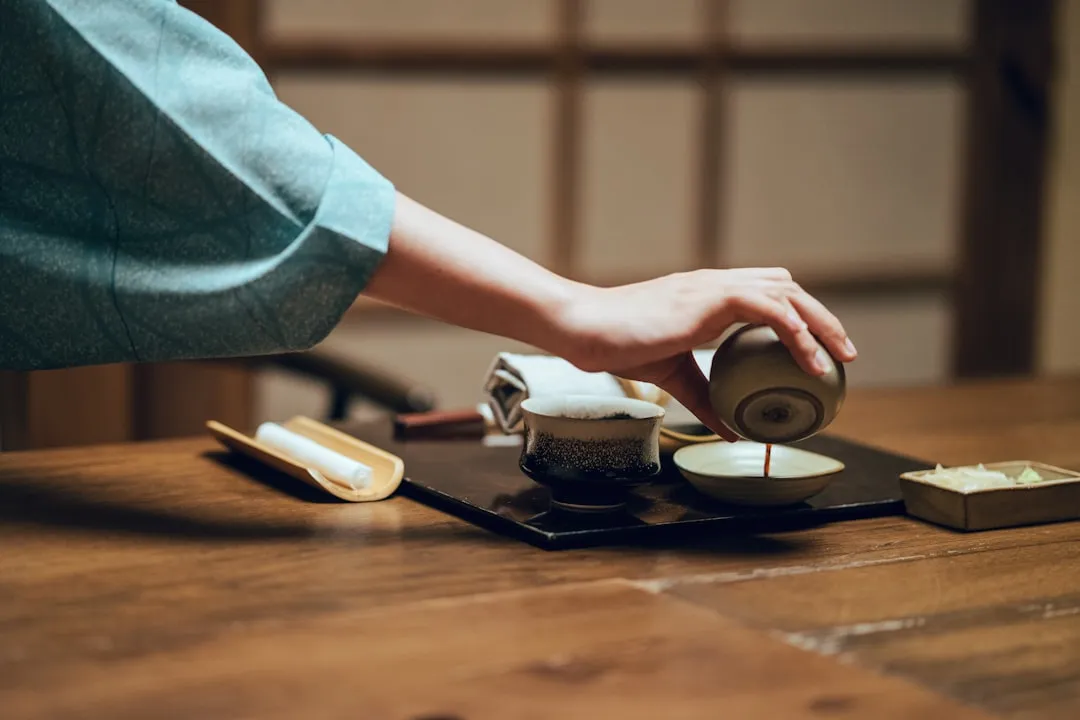 重庆广告配音行业观察：AI语音合成与传统录音棚配音的融合趋势