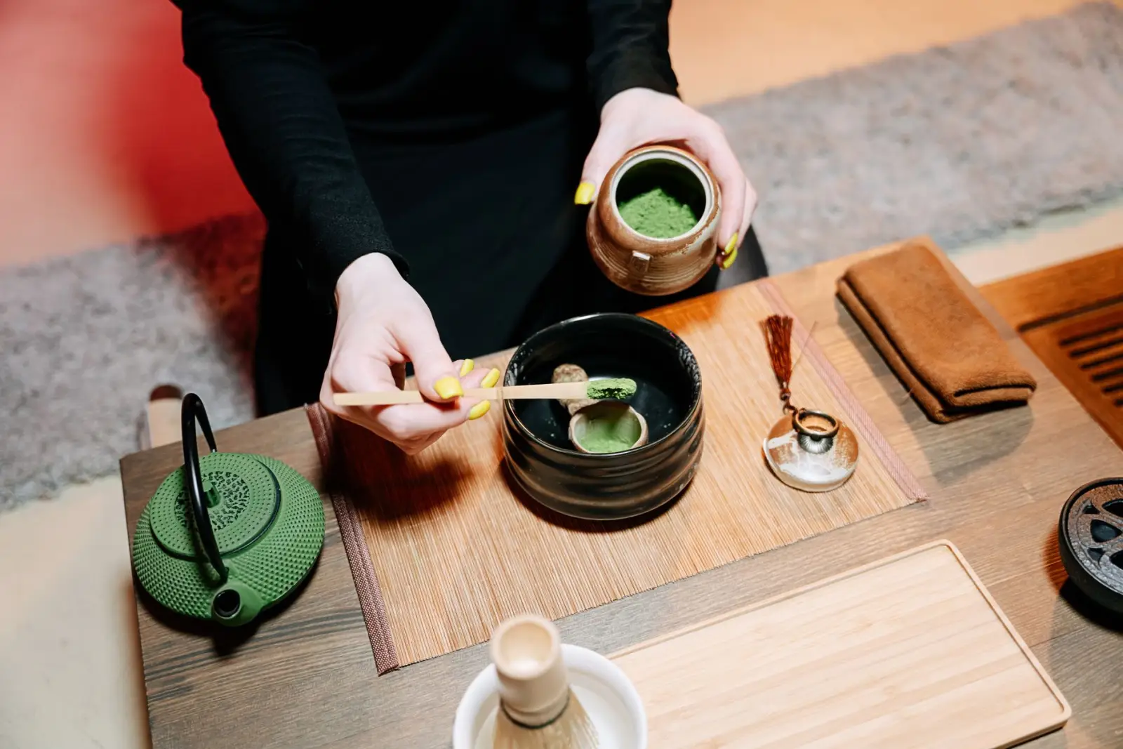 广告配音与音效设计如何协同提升品牌听觉辨识度——重庆风效应广告音频制作实践解析